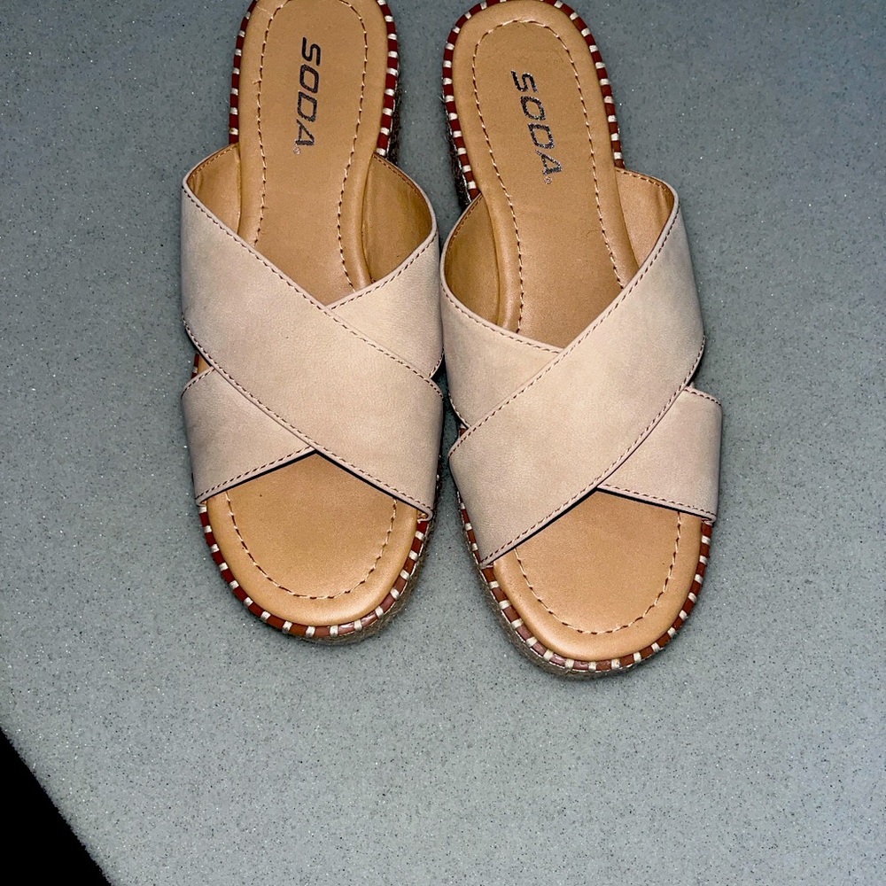 EUC SODA WOMENS PLATFORM SANDALS